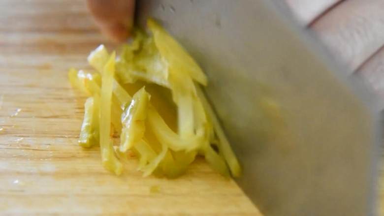 榨菜炒肉丝—下饭神菜，一不留神就吃多了,榨菜撕去表面的老皮，改刀切成丝。