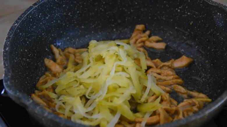 榨菜炒肉丝—下饭神菜，一不留神就吃多了,倒入榨菜丝炒匀。