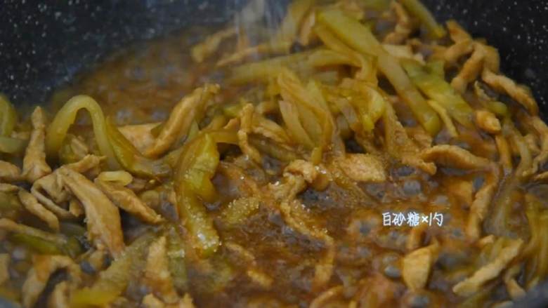 榨菜炒肉丝—下饭神菜，一不留神就吃多了,加入白砂糖1勺，继续翻炒。