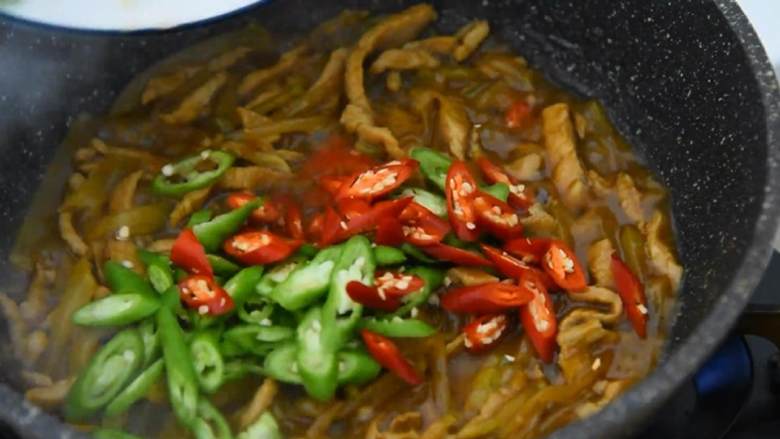 榨菜炒肉丝—下饭神菜，一不留神就吃多了,倒入辣椒炒至断生即可。