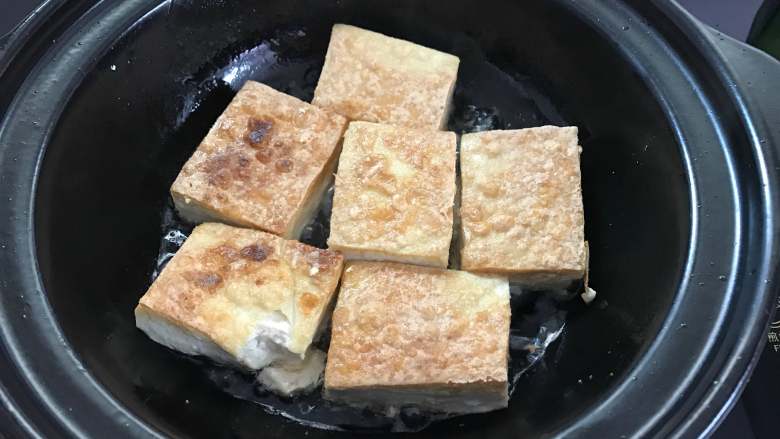 豆腐酿肉煲,一面煎至金黄后翻面再煎 至二面金黄。