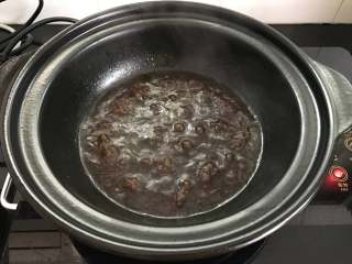 豆腐酿肉煲,砂锅中留底油，放入2勺黄豆酱、蚝油和生抽炒匀，加入适量水煮开。