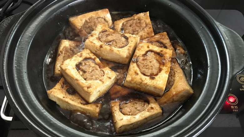 豆腐酿肉煲,把煎好的豆腐码入砂锅中。
