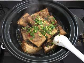 豆腐酿肉煲,煮10分钟至豆腐入味，淋入水淀粉勾芡，使汤汁浓稠。熄火前放入辣椒和香葱。