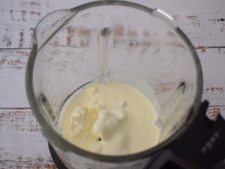 轻芝士蛋糕,把淡奶油、酸奶、奶油奶酪放入料理机打成泥（顺滑无颗粒）