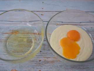 轻芝士蛋糕,鸡蛋分离蛋清和蛋黄，蛋黄打入奶酪糊中
