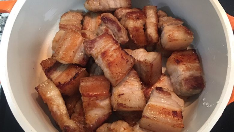 越式卤肉,将猪肉夹出放入陶锅（或砂锅）中；煸出的猪油可留下炒菜；