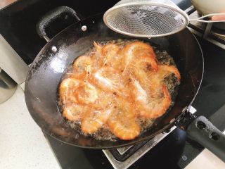 椒盐甜酒虾,油炸时需用漏勺翻2次，炸3～5分钟（虾小3分钟，虾大5分钟）