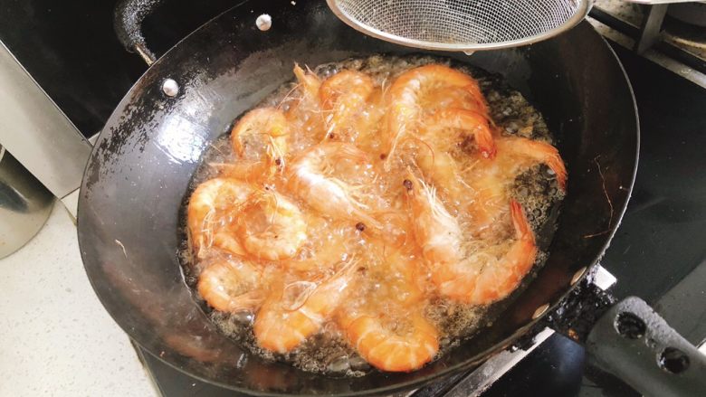 椒盐甜酒虾,油炸时需用漏勺翻2次，炸3～5分钟（虾小3分钟，虾大5分钟）