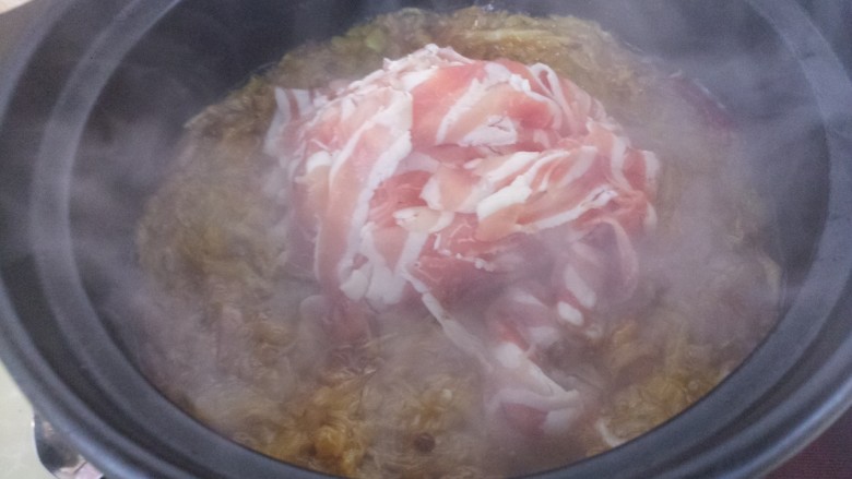 酸菜羊肉锅,大火把水烧开之后，再加入羊肉片。