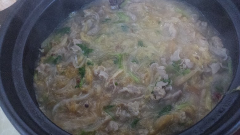 酸菜羊肉锅,然后再煮至水开。
