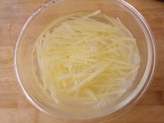 家常素菜小炒~芹菜土豆丝,然后放在水里泡一下，去除土豆中的淀粉。