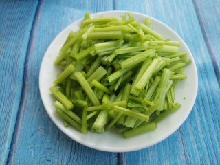 家常素菜小炒~芹菜土豆丝,先准备一把芹菜洗干净，然后切成段。