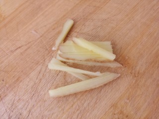 家常素菜小炒~芹菜土豆丝,然后切点姜丝。