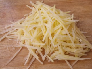 家常素菜小炒~芹菜土豆丝,把土豆切成丝。