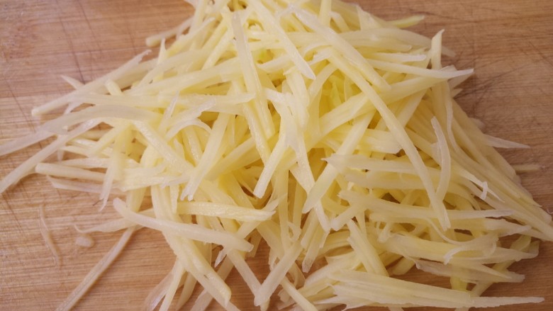 家常素菜小炒~芹菜土豆丝,把土豆切成丝。
