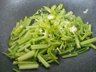 家常素菜小炒~芹菜土豆丝,再放青椒。