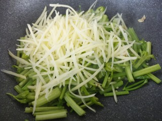 家常素菜小炒~芹菜土豆丝,然后放入土豆丝。