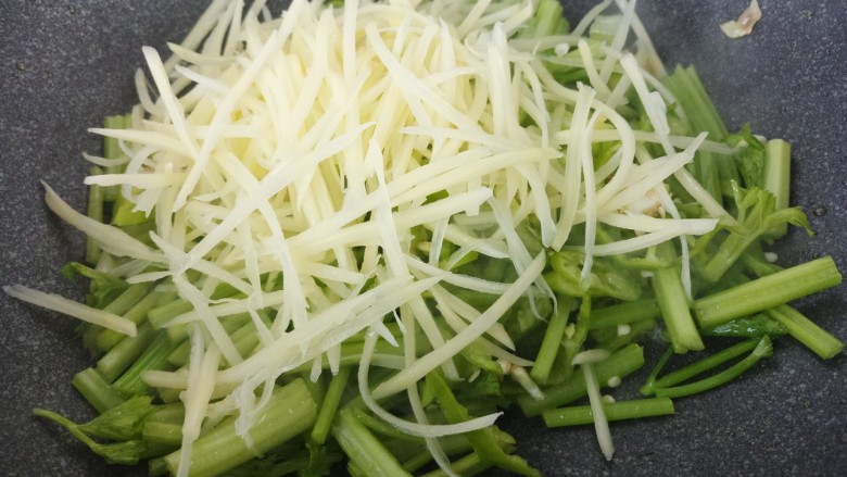 家常素菜小炒~芹菜土豆丝,然后放入土豆丝。
