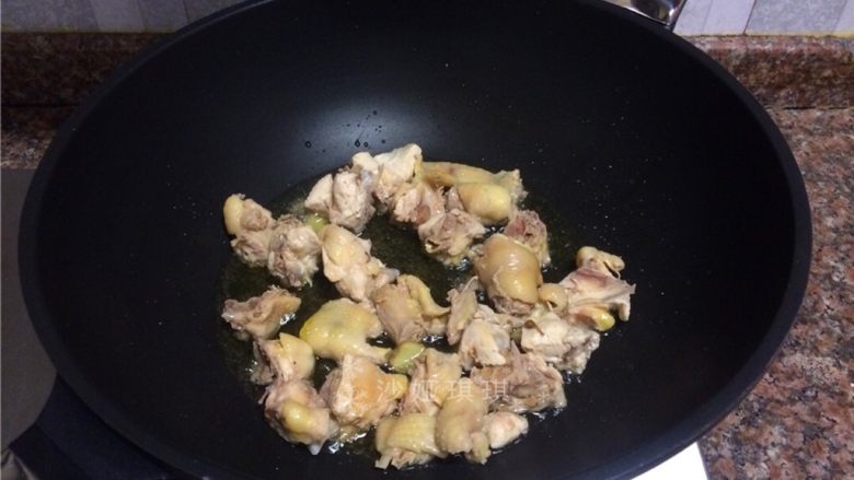 双菇板栗烧鸡,放入鸡肉翻炒1分钟。