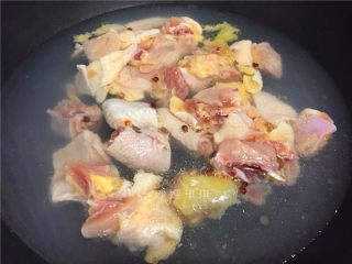 双菇板栗烧鸡,鸡肉和花椒、生姜片一起放入锅中加入适量清水大火煮10分钟后沥出。