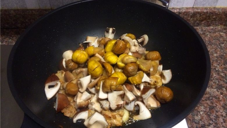 双菇板栗烧鸡,放入香菇、蘑菇和板栗翻炒2分钟。