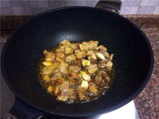 双菇板栗烧鸡,放入生姜和大蒜翻炒10秒。