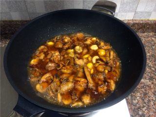 双菇板栗烧鸡,倒入没过菜的清水煮开后转中火煮至汤汁浓稠即可。