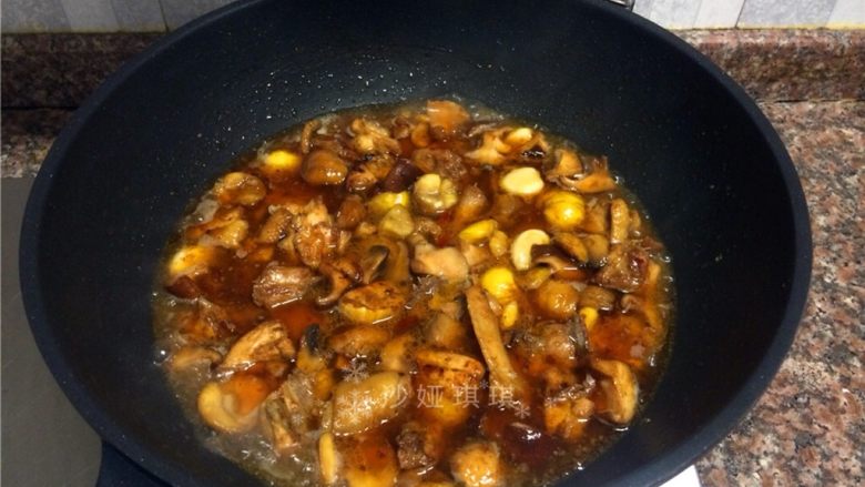 双菇板栗烧鸡,倒入没过菜的清水煮开后转中火煮至汤汁浓稠即可。