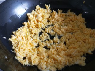 新文美食  鸡蛋韭菜饺子,搅拌成鸡蛋碎块即可关火备用。