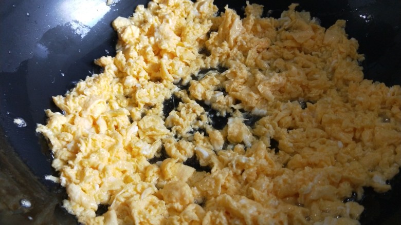 新文美食  鸡蛋韭菜饺子,搅拌成鸡蛋碎块即可关火备用。