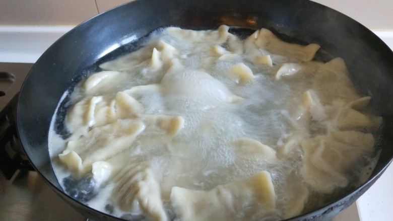 新文美食  鸡蛋韭菜饺子,锅中倒入适量水，加入少许盐，放入饺子煮开，5分钟后即可捞出来食用。