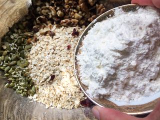 核桃燕麦能量块,加入低粉后混合均匀
