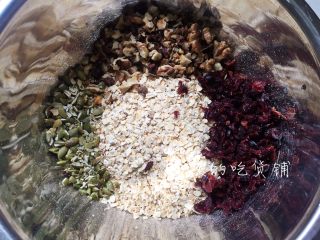 核桃燕麦能量块,然后把燕麦、核桃、南瓜子仁和蔓越莓干放入盆中