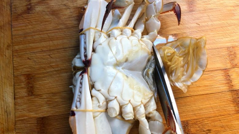 蟹炒白粿,用刷子把梭子蟹的外壳刷干净，剪掉腹腔