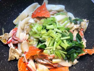 蟹炒白粿,加入蒜叶和芹菜段