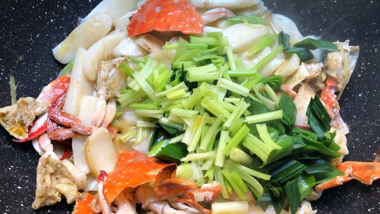 蟹炒白粿,加入蒜叶和芹菜段