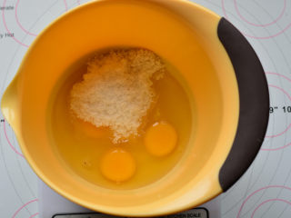 栗子蛋糕,鸡蛋和糖粉放在打蛋盆里，用手动打蛋器搅打均匀