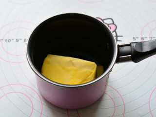 栗子蛋糕,黄油放在小奶锅里面