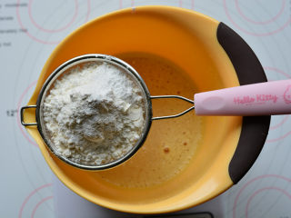 栗子蛋糕,筛入混合好的低筋面粉和泡打粉，用手动打蛋器搅打均匀