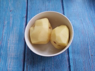 土豆豆角炖排骨,先准备两个土豆洗净去皮。