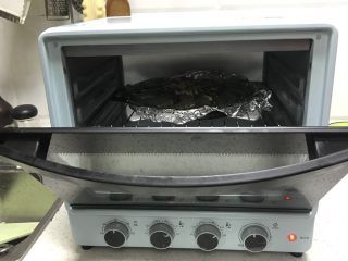 百吃不厌~蒜蓉烤虾,放海氏烤箱，中层，220度上下火，烤10分钟左右就可以了