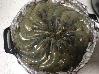 百吃不厌~蒜蓉烤虾,然后把腌好的虾放在烤盘上，垫上锡纸