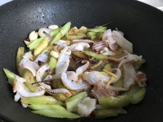 快手宴客菜之生爆鱿鱼,油很热后，将鱿鱼碗里的食材全部倒入翻炒。