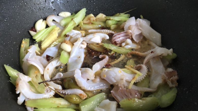快手宴客菜之生爆鱿鱼,油很热后，将鱿鱼碗里的食材全部倒入翻炒。