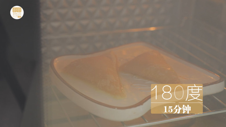 榴莲的3+2种有爱做法「厨娘物语」,刷上蛋液，放入烤箱，180度烤15分钟。（时间可根据自己的烤箱调整）