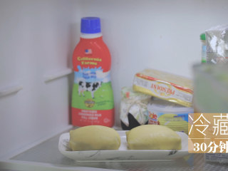 榴莲的3+2种有爱做法「厨娘物语」,四边叠起，放入冰箱冷藏30分钟。