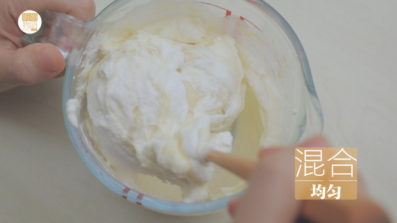 榴莲的3+2种有爱做法「厨娘物语」,将80g榴莲泥加入淡奶油中搅拌均匀。