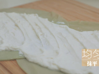 榴莲的3+2种有爱做法「厨娘物语」,将榴莲淡奶油铺在饼皮上，均匀抹平。