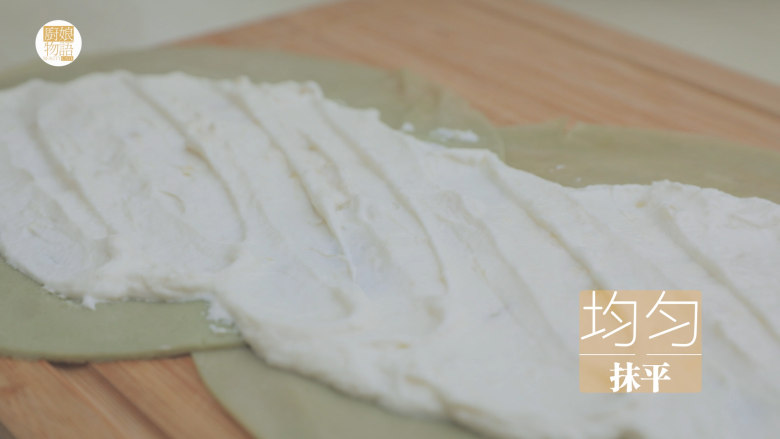 榴莲的3+2种有爱做法「厨娘物语」,将榴莲淡奶油铺在饼皮上，均匀抹平。